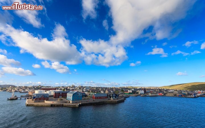 Immagine Il meteo variabile delle Shetland: ecco un cielo spettacolare a Lerwick, la cittadina più abitata della isola di Mainland, in Scozia - © aiaikawa / Shutterstock.com