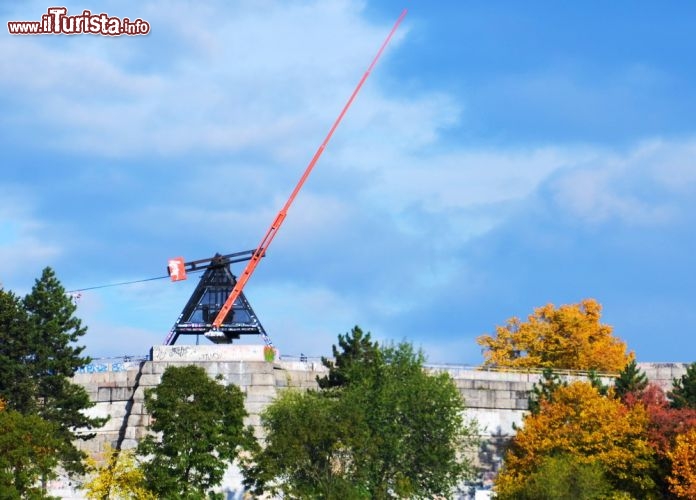 Immagine Il metronomo gigante di Praga, si trova sulla colline del parco Letna, non lontano dal Castello di Praga - © dnaveh / Shutterstock.com