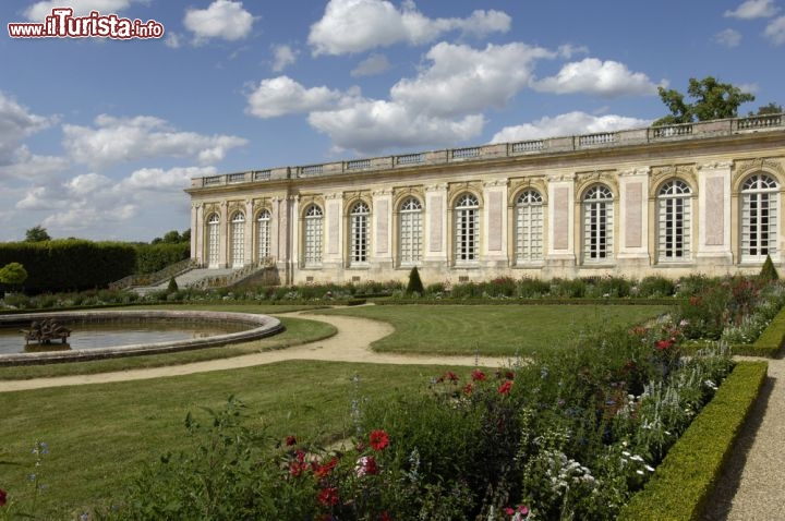 Immagine Il palazzo Grand Trianon di Versailles: fu voluto da Luigi XIV e prende il nome dall villaggio di Trianon che fu smantellato per fare posto al palazzo ed al giardino. Fu ricoperto di ceramiche di Delft, e per questo fu chiamato Trianon de porcelaine. E' uno degli edifici più eleganti di Francia - © Pack-Shot / Shutterstock.com