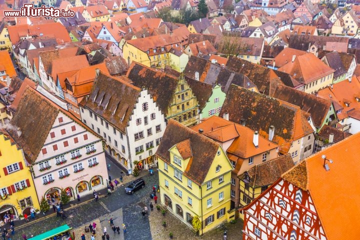 Immagine Panorama dalla Rathausturm di Rothenburg, Germania - Dalla Torre del Municipio di questa città della Baviera si gode di un eccellente panorama sul centro storico dove si innalzano edifici ordinati e dalle facciate variopinte. Posta su un colle che domina il fiume Tauber, Rothenburg ha mantenuto un interessante impianto medievale con mura e fortificazioni giunte sino ad oggi in buono stato di conservazione © Jorg Hackemann / Shutterstock.com