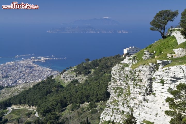 Immagine Dalla strada che da Trapani si arrampica sino ad Erice, a quota 750 metri sull'omonimo monte, si ammira in tutto il suo splendore la costa nord-occidentale della Sicilia, con il profilo delle Isole Egadi in lontananza- © Pawel Kowalczyk- / Shutterstock.com