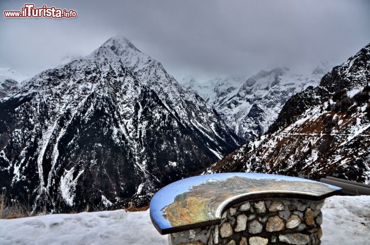 Immagine Il magico  panorama verso Venosc, nel sito attrezzato posto all'estremita sud di Les Deux Alpes in Francia