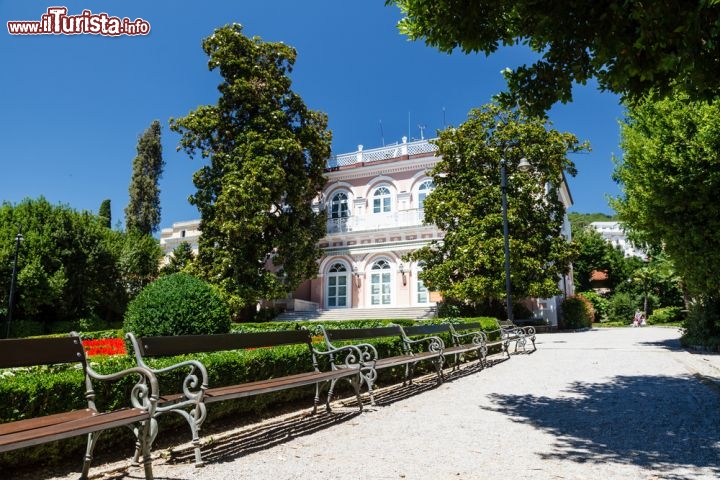 Immagine La nascita di Villa Angiolina, nel 1844, ha dato il via al turismo a Opatija, Croazia. Prima che sorgessero l'elegante residenza e il suo giardino, la città non era altro che un borgo di pescatori con un centinaio di case - © anshar / Shutterstock.com