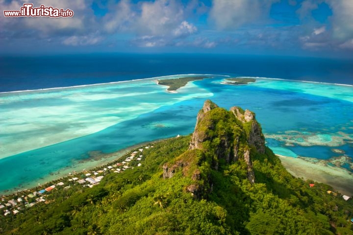 Immagine Al centro di Maupiti, nell'arcipelago delle Isole della Società (Polinesia Francese), svetta il vulcano Teurafaatui, alto 380 metri. Coperto di vegetazione tropicale, popolato da grandi stormi di uccelli marittimi e piccoli mammiferi, fa dì Maupiti una delle isole più belle del gruppo, simile alla vicina e famosa Bora Bora - © Piotr Gatlik / Shutterstock.com