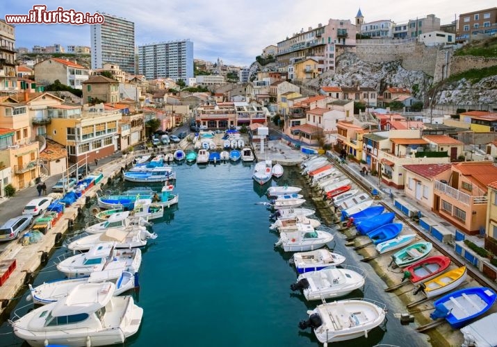 Immagine Il pittoresco porto storico di Marsiglia, nel sud della Francia in Provenza, con il contrasto tra antico e moderno - © Boris Stroujko / Shutterstock.com