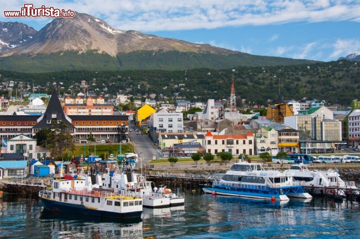 Immagine Il porto commerciale di Ushuaia: ci troviamo nella cosisetta Tierra del Fuego (Terra del Fuoco) in Argentina - © artincamera / Shutterstock.com