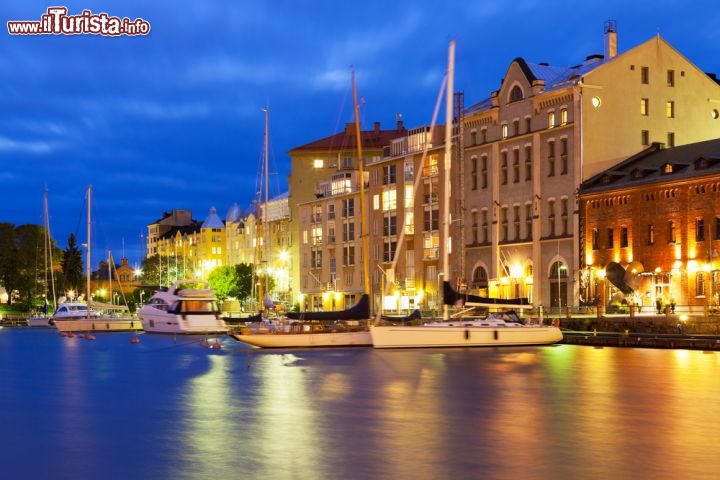 Immagine Il porto del distretto di Katajanokka: ci troviamo nel centro di Helsinki, la capitale della Finlandia - © Oleksiy Mark / Shutterstock.com
