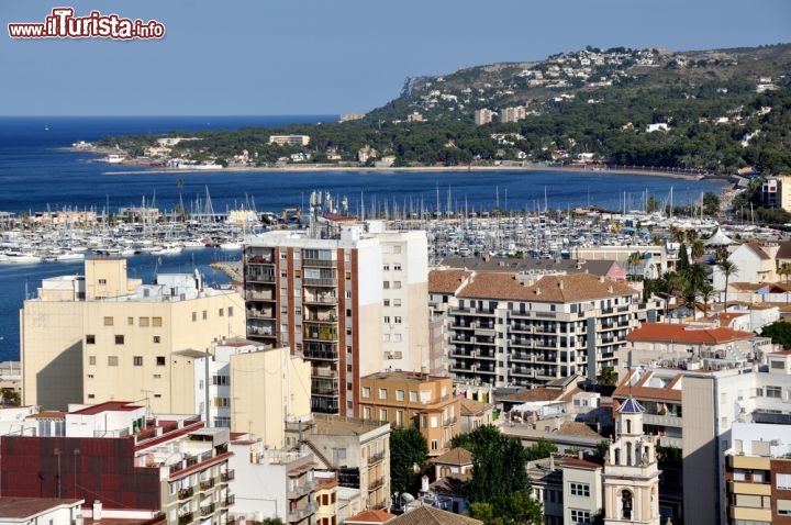 Immagine Il porto di Denia e la porzione più moderna della città della Costa Blanca in Spagna - © Madrugada Verde / Shutterstock.com