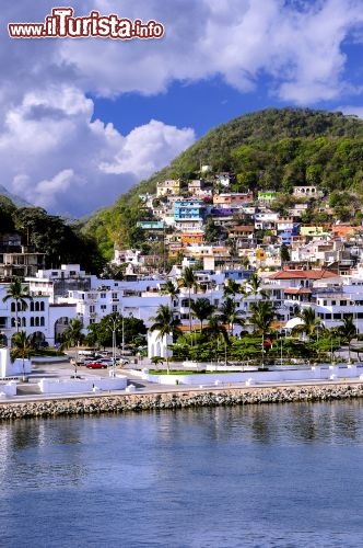 Immagine Il lungomare di Manzanillo: il malecòn, recentemente restaurato, è il punto d'incontro dei villeggianti dopo una giornata di mare. In città, durante il giorno, si possono visitare anche i mercati popolari ed i favolosi mercatini dell'artigianato, dove è possibile acquistare i coloratissimi oggetti tipici della costa - © Bonnie Fink / Shutterstock.com