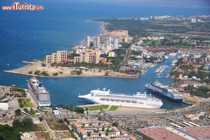 Immagine Il porto di Puerto Vallarta: sulla costa ovest del Messico il traffico delle navi da crociera può essere anche molto intenso. Puerto vallarta è una delle tappe principali di questo genere di vacanze, visto il suo elevato standard qualitativo come meta turistica - © Paco Espinoza / Shutterstock.com