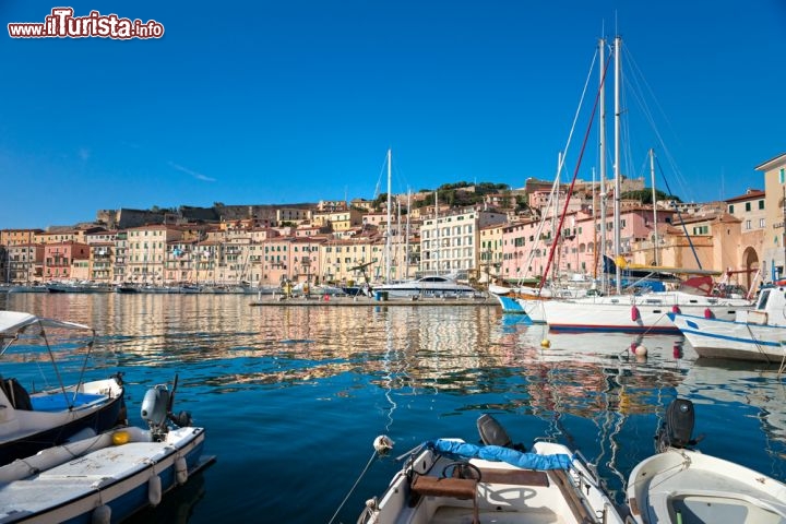 Immagine Portoferraio (LI), lungo la costa settentrionale dell'Isola d'Elba, è il comune più popoloso dell'isola e anche quello che accoglie i turisti in arrivo dalla terraferma. Lungo il molo sono sempre ormeggiate barche a vela, motoscafi e pescherecci, e ogni giorno si possono osservare i rituali della pesca: dall'uscita mattutina in mare aperto al ritorno nel pomeriggio, quando la luce inizia a farsi dorata e a far brillare le reti cariche di bottino - © Luciano Mortula / Shutterstock.com