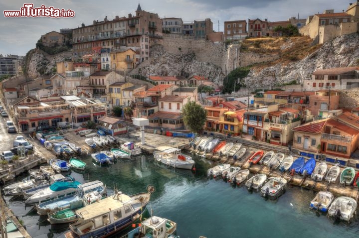 Immagine Il porto turistico di Marsiglia con le case colorate del centro storico - © fototehnik / Shutterstock.com