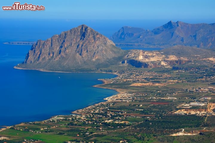 Immagine Il profilo imponente del Monte Cofano visto dal borgo di Erice (Sicilia): il promontorio calcareo raggiunge un'altezza di 659 m ed è compreso nel comune di Custonaci, lungo la strada per San Vito lo Capo. Fa parte della riserva naturale orientata Monte Cofano e vanta alcune interessanti grotte - © Emi Cristea / Shutterstock.com