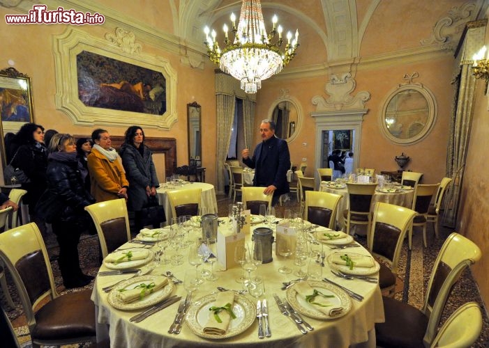 Immagine Il proprietario del Castello Bevilacqua intrattiene i visitatori nel tour della struttura
