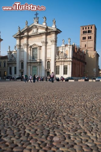Immagine Il selciato di Piazza Sordello e il Duomo di Mantova con la sua grande torre campanaria - © Sam Strickler / Shutterstock.com