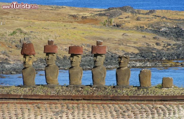 Immagine Il sito di Ahu Nau Nausi trova sulla Isola di Pasqua: qui si trovano i Moais più belli di tutta Rapa Nui, l'isola remota del Cile, nell'Oceano Pacifico - © Andrzej Gibasiewicz / Shutterstock.com