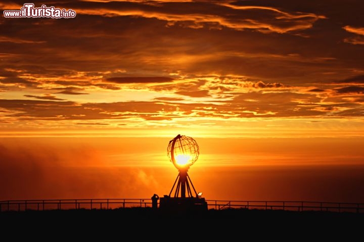 Immagine Il sole di mezzanotte fotografato a Capo Nord in Norvegia (Nordkapp) - © Natalie Tsuleva / Shutterstock.com