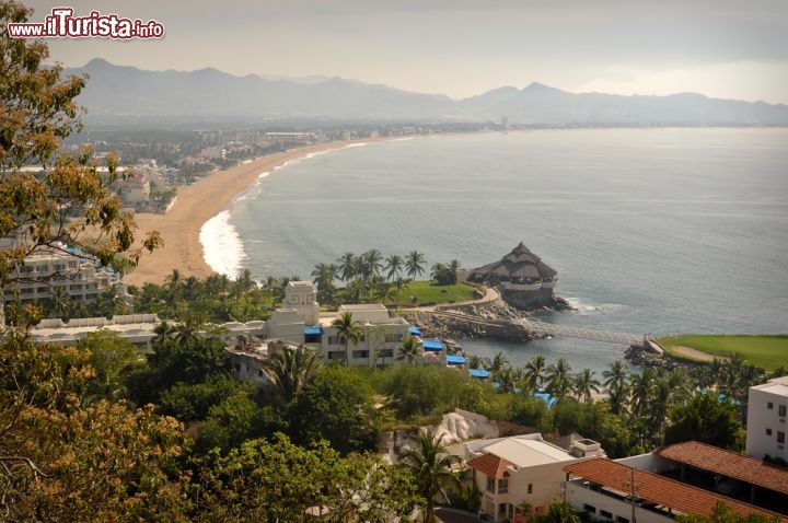 Immagine Il litorale sabbioso: i turisti che decidono di sostare a Manzanillo possono contare su una vasta scelta di spiagge nelle quali si possono praticare le più diverse attività, dal surf al bodyboard, dallo snorkelling al relax sotto il Sole. Tra le spiagge più belle vi sono quelle di La Audiencia, Santiago, Olas Altas e Miramar - © Brandon Bourdages / Shutterstock.com