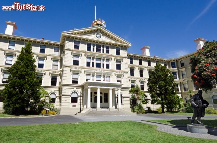 Immagine Il vecchio edificio del Parlamento di Wellington, Nuova Zelanda, si trova lungo Lambton Quay. Fu costruito alla fine dell'Ottocento in stile neo-rinascimentale, prendendo ispirazione dai solidi ed eleganti palazzi italiani, ed è stato dichiarato monumento storico. Oggi è sede della Victoria University  - © ChameleonsEye / Shutterstock.com