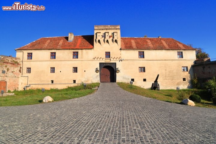 Immagine Il vecchio castello di Brasov, Romania - L'ingresso all'antico castello di Brasov, bella costruzione fortificata edificata utilizzando legno e pietra che rappresenta uno dei monumenti storici della città © Florin Stana / Shutterstock.com