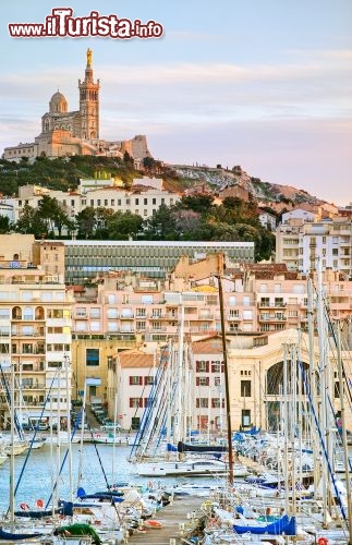 Immagine Il vecchio porto di Marsiglia, uno degli approdi storici della Provenza e il più importante della Francia mediterranea - © Boris Stroujko / Shutterstock.com