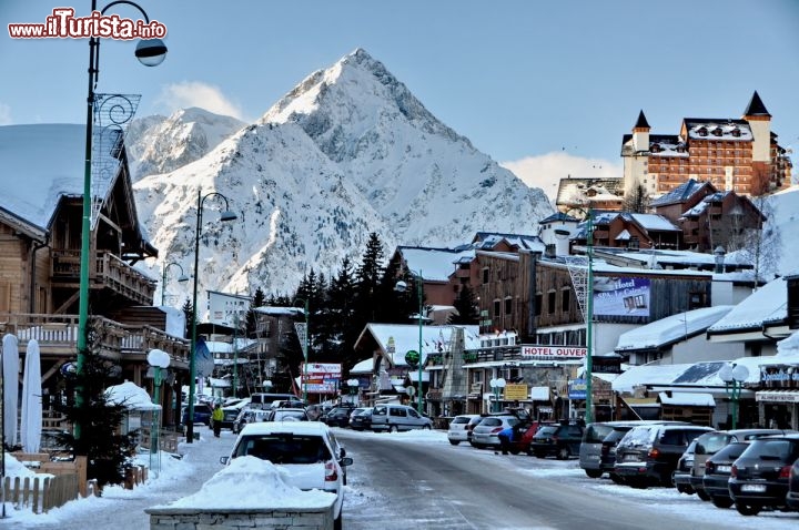 Immagine Il villaggio di Les Deux Alpes all'alba,  sullo sfondo il profilo triangolare del monte Muzelle, in direzione sud  che supera i 3400 metri di altitudine