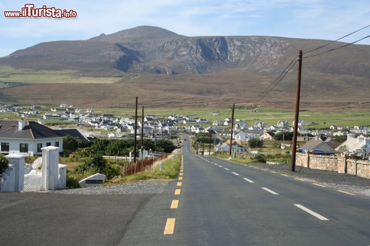 Immagine Panorama sul centro abitato di Dooagh, Irlanda - Nel villaggio di Dooagh, che offre una spettacolare vista sull'Oceano Atlantico, abitazioni in stile tradizionale e cottages dipinti di un bianco candido punteggiano il verde brillante della vasta campagna che li ospita. In questo angolo dell'ovest irlandese, nella contea di Mayo, la natura con i suoi paesaggi agresti è protagonista assoluta della vita di tutti i giorni © Gary Andrews / Shutterstock.com