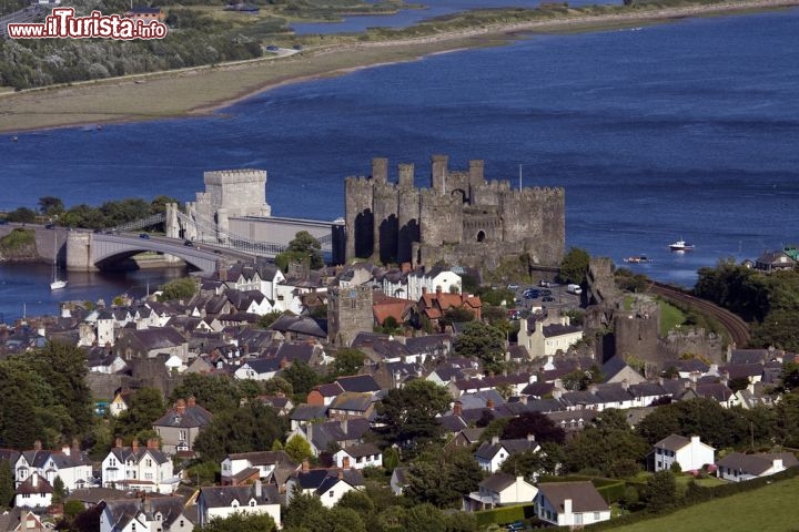 Immagine Il pittoresco villaggio con castello medievale di Conwy. Il borgo, conosciuto anche con il nome di Conway, si trova lungo il fiume omonimo, che da li a poco sfocia con un estuatio sulle coste del Galles del nord - © Gail Johnson / Shutterstock.com