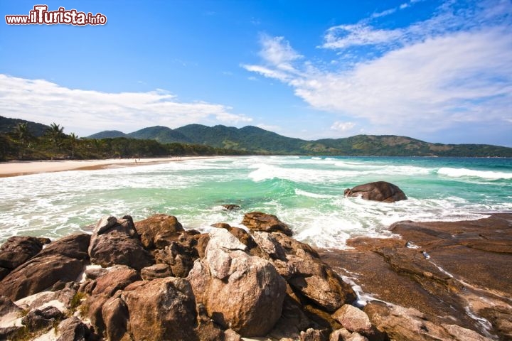 Immagine Ilha Grande, Brasil: la bella spiaggia di Lopes Mendes, al largo della costa di Angra dos Reis, stato di Rio de Janeiro in Brasile - © ostill / Shutterstock.com