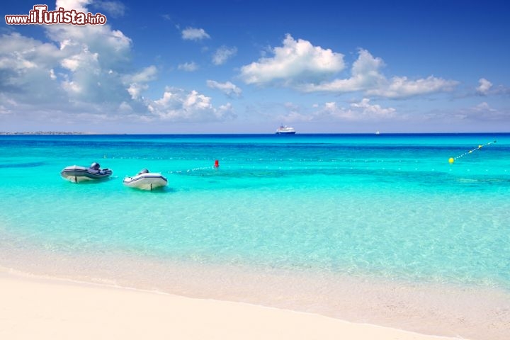 Immagine Il mare caraibico a nord di Formentera, nell'arcipelago spagnolo delle Baleari. Nell'immagine la Playa Illetas, una delle più famose, con sabbia candida e fondali bassi e soffici, ideale per bagni, nuotate e uscite in barca - © holbox / Shutterstock.com