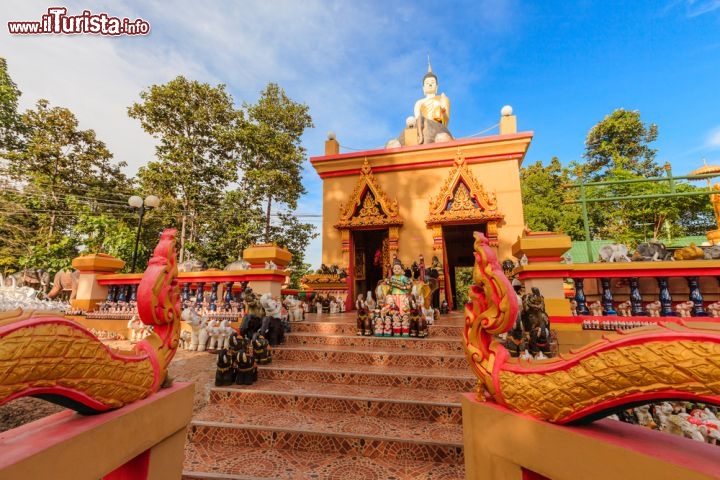 Immagine Un'immagine del Buddha a Khon Kaen, Thailandia - Nella costituzione thailandese non esiste una religione di stato ufficiale a garanzia di una grande libertà di professione religiosa per gli abitanti locali. Secondo la legge tuttavia il re è tenuto a professare il buddhismo. I templi della Thailandia sono caratterizzati da alti stupa dorati con un'architettura molto simile ad altri paesi del sud est asiatico, in particolare Laos e Cambogia con cui condividono patrimonio artistico e culturale. Questa immagine ritrae l'ingresso di un tempio buddhista su cui troneggia la statua del Siddhartha © Pushish Donhongsa / Shutterstock.com