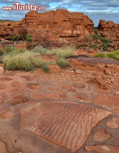 Immagine Impronte fossili dei laghi che esistevano milioni di anni fa a Kings Canyon, Australia - Si chiamano ripple marks, e cioè sono le "ondine" fossili dell'antico fondo di uno dei laghi che costellavano, nelle ere geologiche passate, i paesaggi del Watarrka National Park