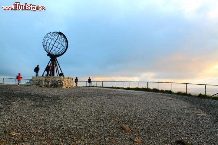 Immagine In attesa del sole di mezzanotte a Nordkapp, Capo Nord in Norvegia  - © Marco GeoStockPhoto
/ Shutterstock.com