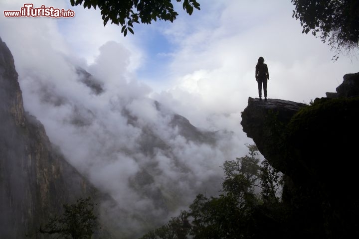 Immagine Panorama dall'Inca Trail a Machu Picchu, Perù - Un'immagine spettacolare dello scorcio panoramico di cui turisti e escursionisti possono godere durante il Cammino Inca che porta sino al sito archeologico peruviano - © dmitry_islentev / Shutterstock.com