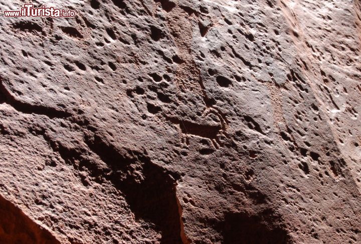 Immagine Incisioni rupestri  sulle rocce di arenaria. Siamo sulle montagne del Wadi Rum in Giordania