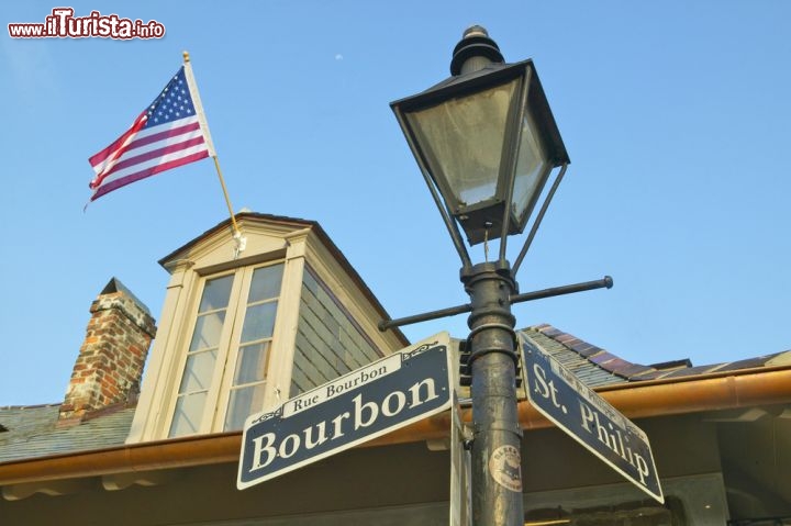 Immagine Bourbon e St. Philip Street, New Orleans - La bandiera a stelle e strisce svetta imponente dall'abbaino di un palazzo del Quartiere Francese all'angolo fra Bourbon e St. Philp Street, entrambe nel French Quarter - © Visions of America / Shutterstock.com