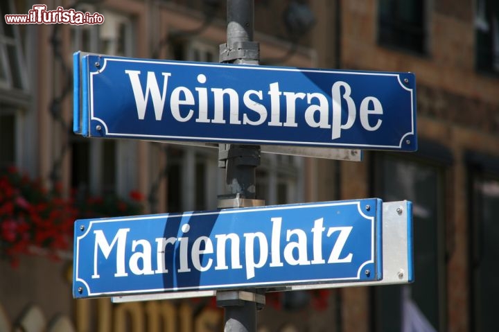 Immagine Incrocio tra la Marienplatz e la Weinstrasse nel centro storico di Monaco di Baviera (Germania) - © Tupungato / Shutterstock.com