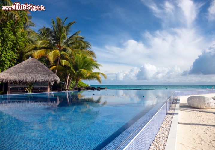 Immagine Infinity Pool di un resort sull'Atollo di Rasdhoo, Isole Maldive - © tkachuk / Shutterstock.com