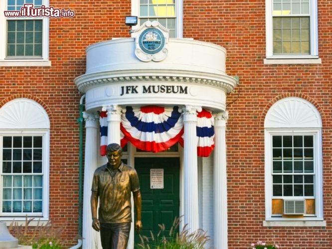 Immagine Ingresso del John Fitzgerald Kennedy Hyannis Museum - © OlegAlbinsky / iStockphoto LP.