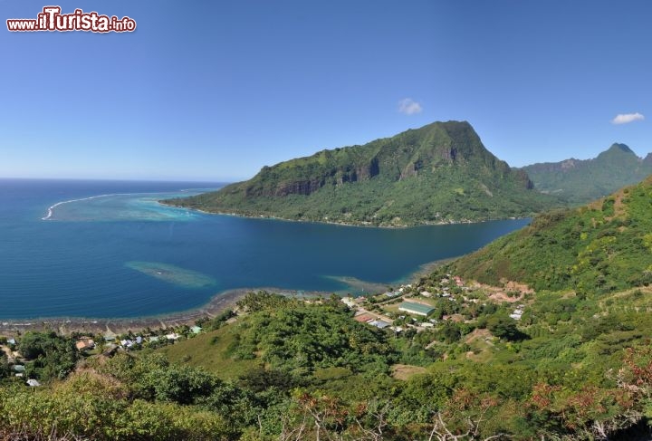 Immagine Ingresso Baia di Opunohu, siamo nella parte nord dell' Isola di Moorea in Polinesia Francese