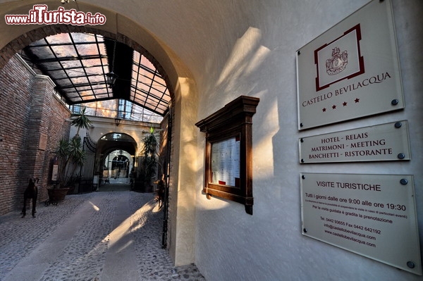 Immagine Ingresso del Castello Bevilacqua, provincia di Verona in Veneto: oggi è un'apprezzato Hotel Relais a 4 stelle, ma che può essere visitato in modo autonomo dai turisti