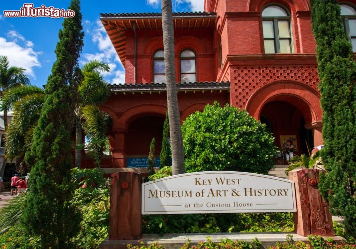 Immagine Ingresso alla Custom House di Key West - Adibita ad ospitare il Key West Museum of Art and History, Custom House è da sempre una delle attrazioni turistiche più frequentate da chi visita questa bella città della Florida. Nell'immagine, l'ingresso del caratteristico edificio dalle facciate color rosso mattone © Gil.K / Shutterstock.com