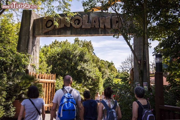 Immagine L'ingresso dell'aerea tematica Dinoland a Mirabilandia, Emilia Romagna, Italia