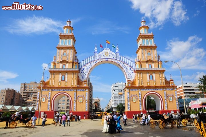Immagine Lo spettacolare ingresso della Feria de Abril di Siviglia, in Spagna. L'evento si svolge ogni anno nel quartiere di Los Remedios.