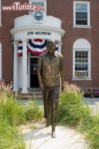 Immagine Ingresso del Museo Kennedy a Hyannis, la città portuale del Cape Cod - © Jerry Callaghan / Shutterstock.com