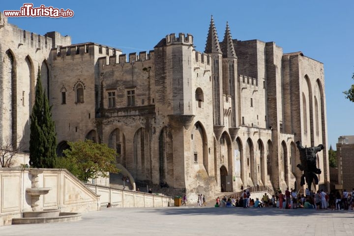 Immagine Ingresso del Palazzo Papi ad Avignone, in Provenza - Avignon Tourisme, Copyrights Yann de Fareins / Noir d’Ivoire