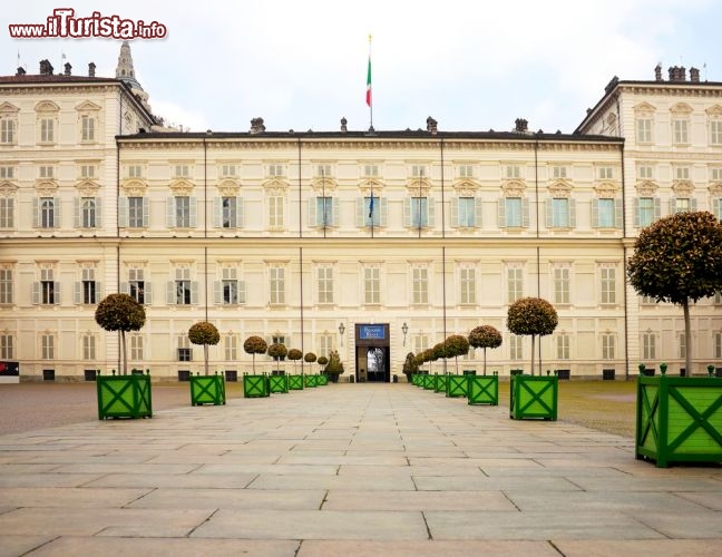 Immagine L'ingresso al Palazzo Reale di Torino, la più importante delle residenze sabaude dichiarate Patrimonio dell'Umanità dall'UNESCO nel 1997. Superata la cancellata del Palagi si accede a un vialetto e ci si trova di fronte a una facciata dal sapore barocco ma senza fronzoli, lunga 107 metri, perfettamente geometrica e armoniosa - © Gertan / Shutterstock.com