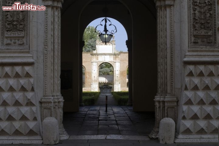 Immagine L'ngresso del Palazzo dei Diamanti, uno dei monumenti più famosi di Ferrara (Emilia Romagna), progettato da Biagio Rossetti nel 1492 su commissione di Sigismondo d'Este. Realizzato negli anni immediatamente successivi, nel 1832 fu acquistato dal Comune della città e adibito a Pinacoteca e Ateneo Civico - © Claudio Giovanni Colombo / Shutterstock.com