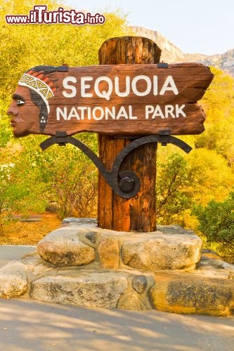 Immagine L'ingresso del Parco Nazionale Sequoia - Kings Canyon negli USA - © Cedric Weber / Shutterstock.com