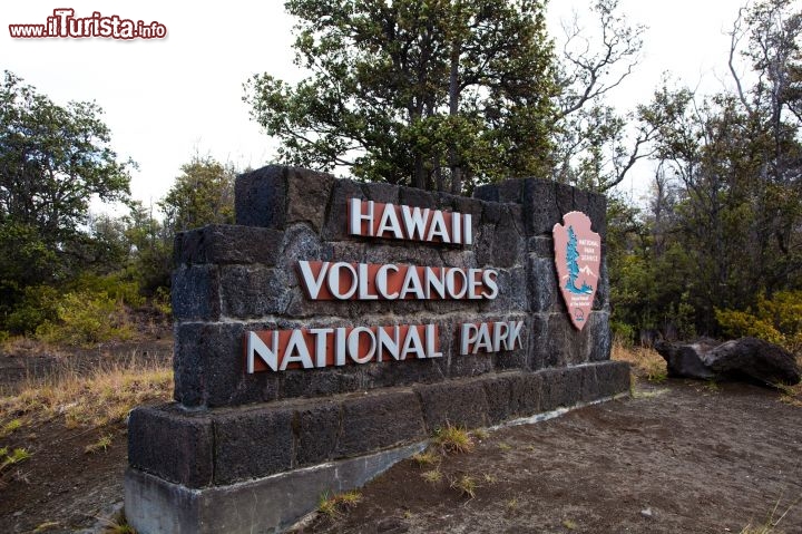 Immagine Isola di Hawaii, arcipelago delle Hawaii: l'ingresso al Parco Nazionale dei Vulcani delle Hawaii, inaugurato nel 1916 e dichiarato Patrimonio dell'Umanità nel 1987. Intorno ai vulcani e alla loro attività gli hawaiani hanno sempre raccontato leggende e miti affascinanti, e per lungo tempo hanno offerto doni alle divinità dei vulcani - © Tor Johnson / www.hvcb.org